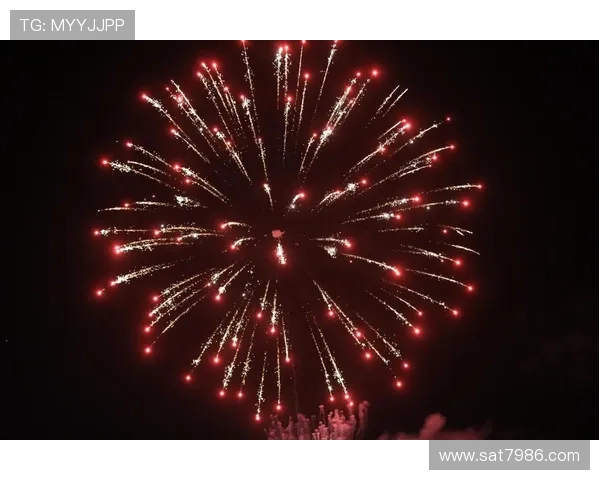 足球明星与绚丽烟花同框瞬间展现璀璨夜空下的激情与梦想 足球明星与绚丽烟花同框瞬间展现璀璨夜空下的激情与梦想